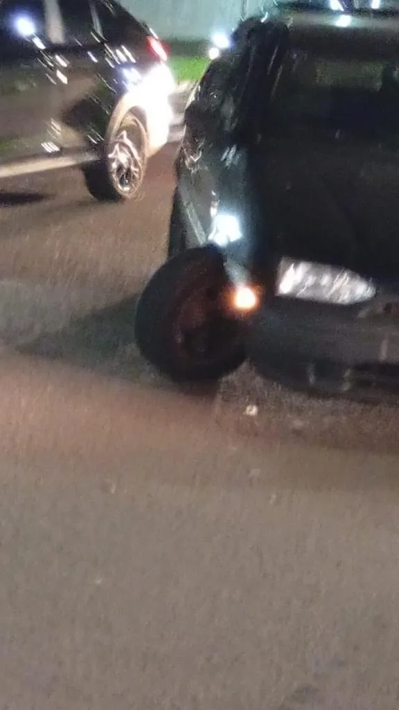 Carro cai em buraco na Duque de Caxias e atinge casal em moto