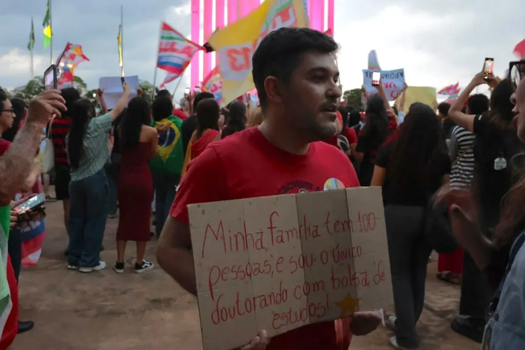Manifestação em apoio à reeleição de Lula ocorre em Campo Grande sob chuva