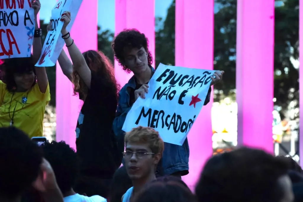 Manifestação em apoio à reeleição de Lula ocorre em Campo Grande sob chuva