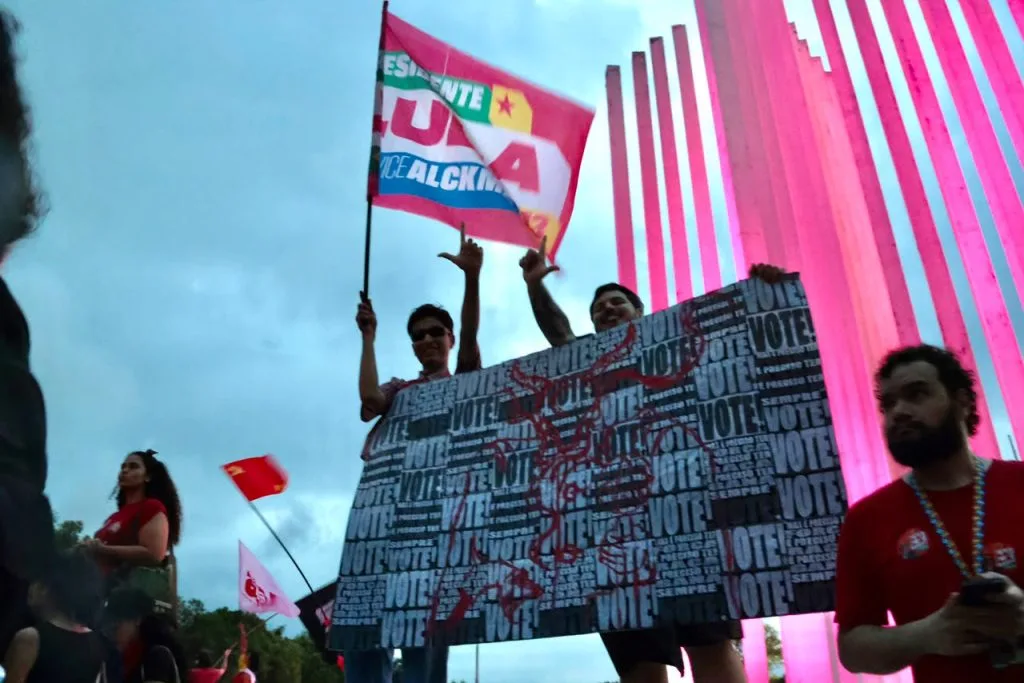 Manifestação em apoio à reeleição de Lula ocorre em Campo Grande sob chuva