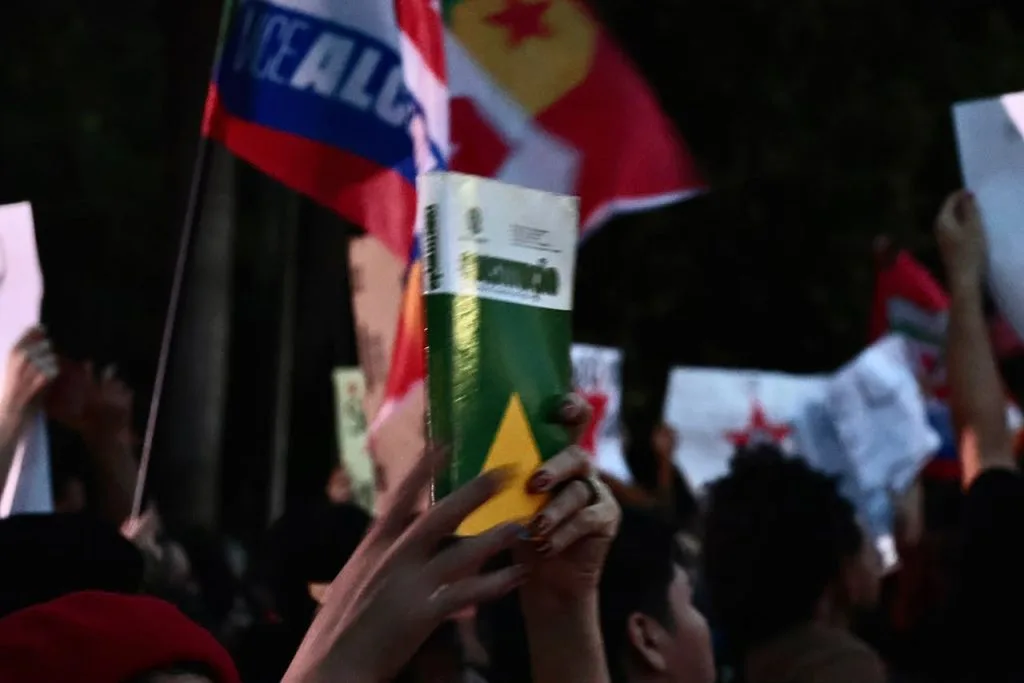 Manifestação em apoio à reeleição de Lula ocorre em Campo Grande sob chuva