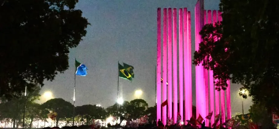 Manifestação em apoio à reeleição de Lula ocorre em Campo Grande sob chuva