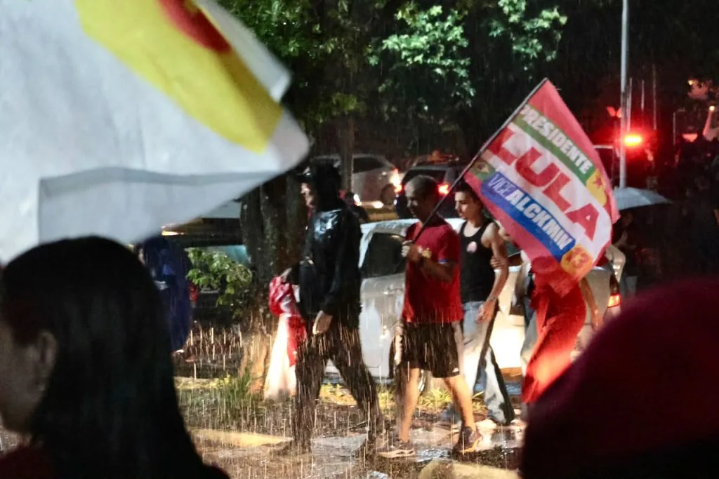 Manifestação em apoio à reeleição de Lula ocorre em Campo Grande sob chuva