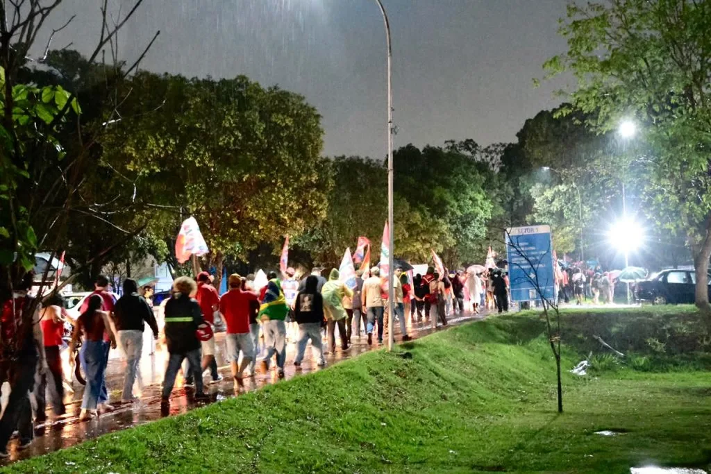 Manifestação em apoio à reeleição de Lula ocorre em Campo Grande sob chuva