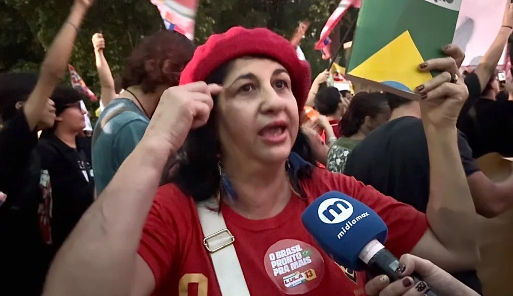 Manifestação em apoio à reeleição de Lula ocorre em Campo Grande sob chuva
