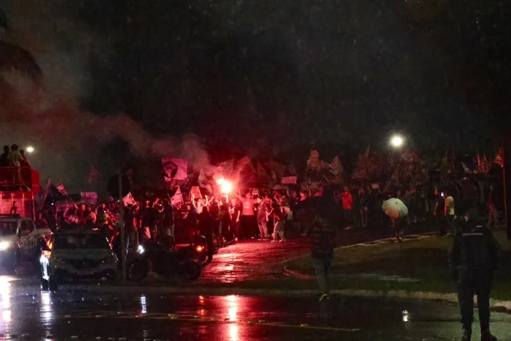 Manifestação em apoio à reeleição de Lula ocorre em Campo Grande sob chuva