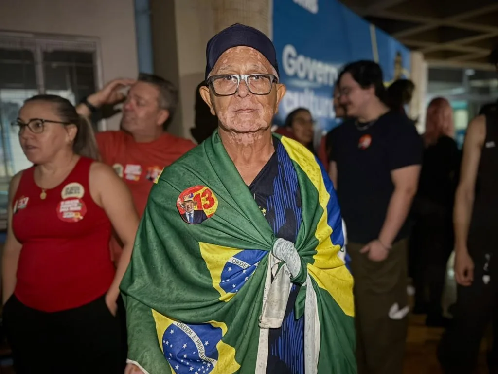 Manifestação em apoio à reeleição de Lula ocorre em Campo Grande sob chuva