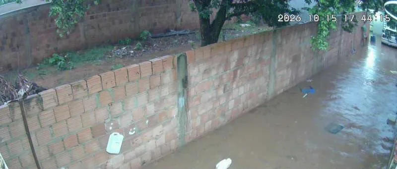 Alagamentos afetam casas na Avenida Rádio Maia, em Campo Grande
