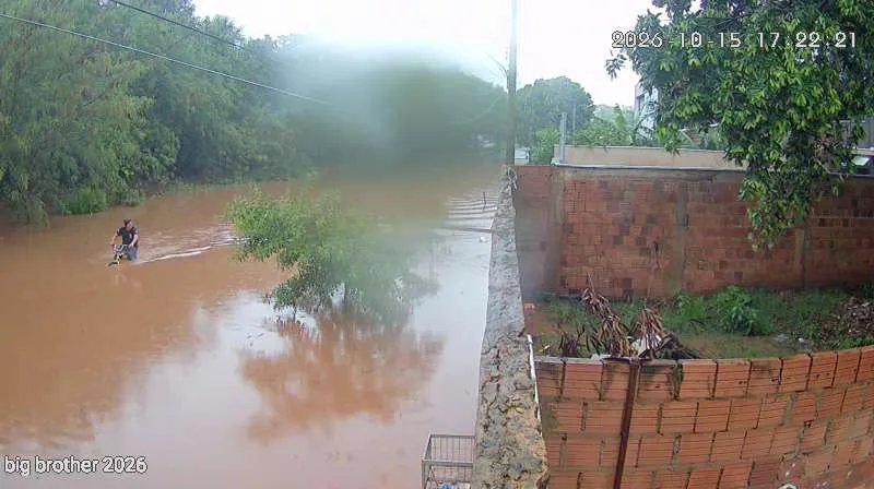 Alagamentos afetam casas na Avenida Rádio Maia, em Campo Grande
