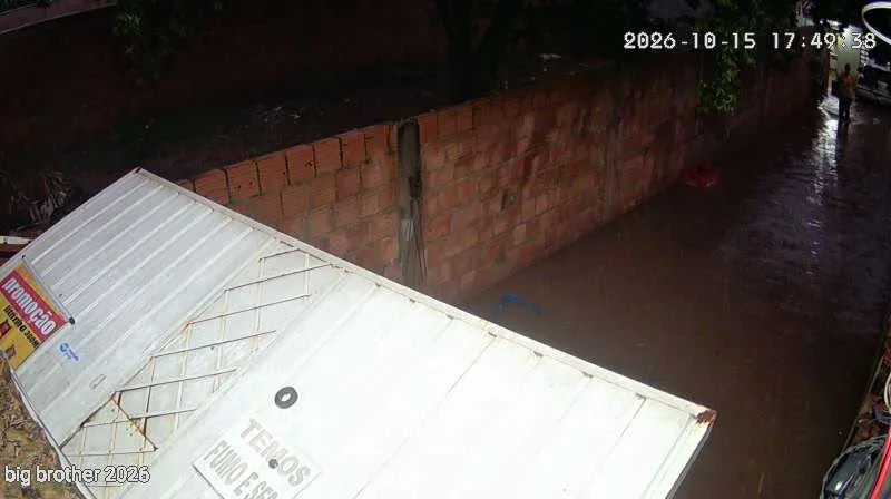Alagamentos afetam casas na Avenida Rádio Maia, em Campo Grande