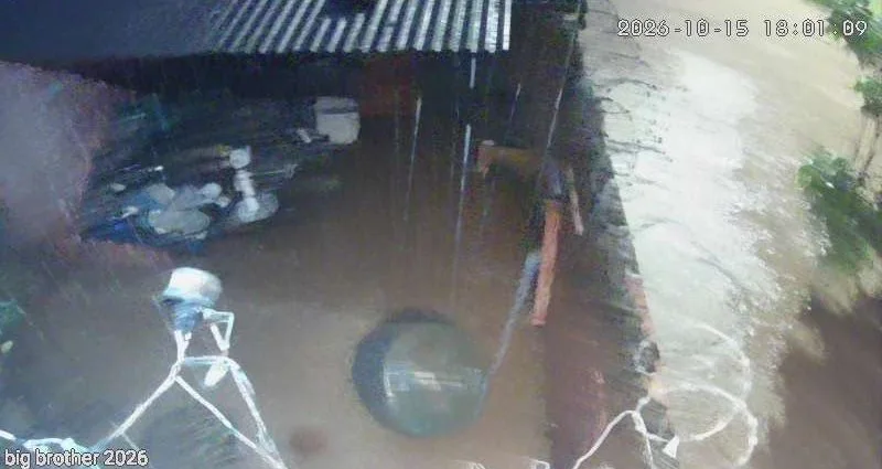Alagamentos afetam casas na Avenida Rádio Maia, em Campo Grande