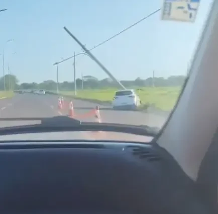 Acidente em Campo Grande: carro bate em poste após pneu estourar