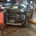 Motorista abandona caminhonete após colisão em drive-thru