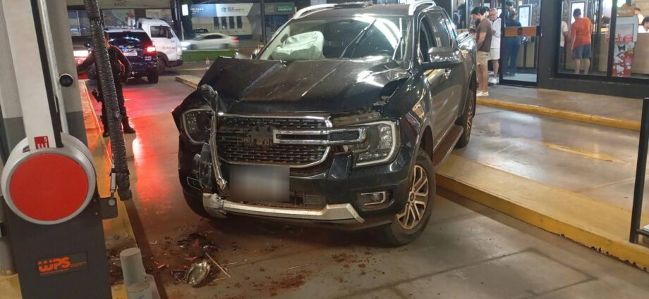 Motorista abandona caminhonete após colisão em drive-thru