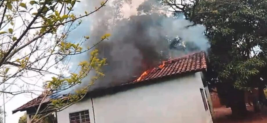 Incêndio destrói casa de liderança indígena em Tacuru