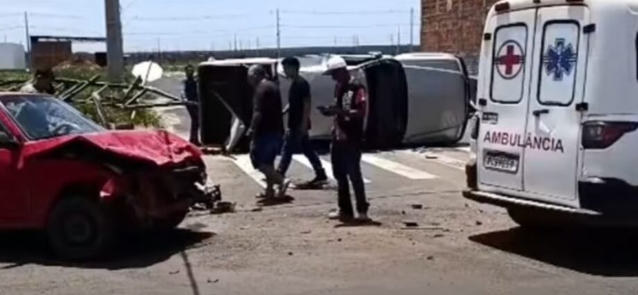 Acidente com caminhonete e Fiat Uno deixa motoristas socorridos em Água Clara