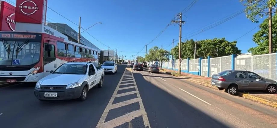Acidente entre carro e ônibus causa lentidão na Rua Ceará, em Campo Grande