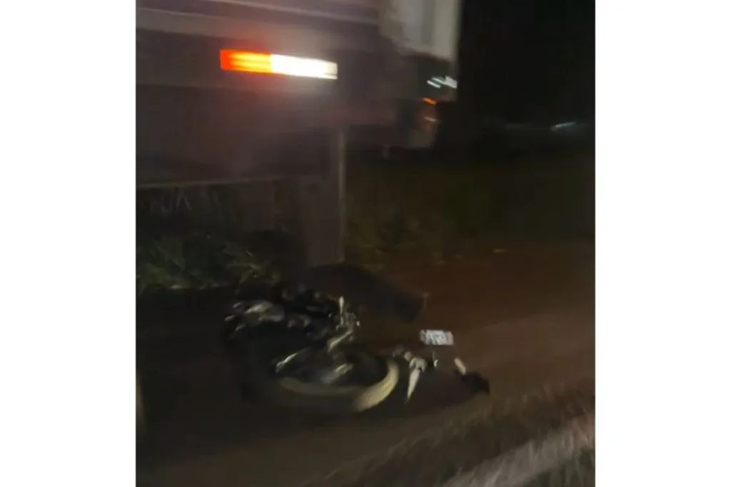 Motociclista morre após entrar repentinamente na BR-060 e colidir com carreta. (Foto: Raissa Rojas)