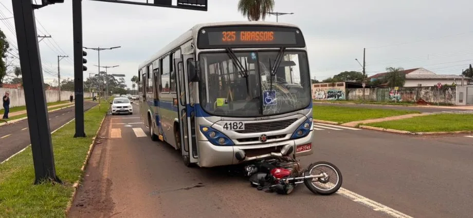 Motociclista ferido em colisão com ônibus na Avenida Duque de Caxias