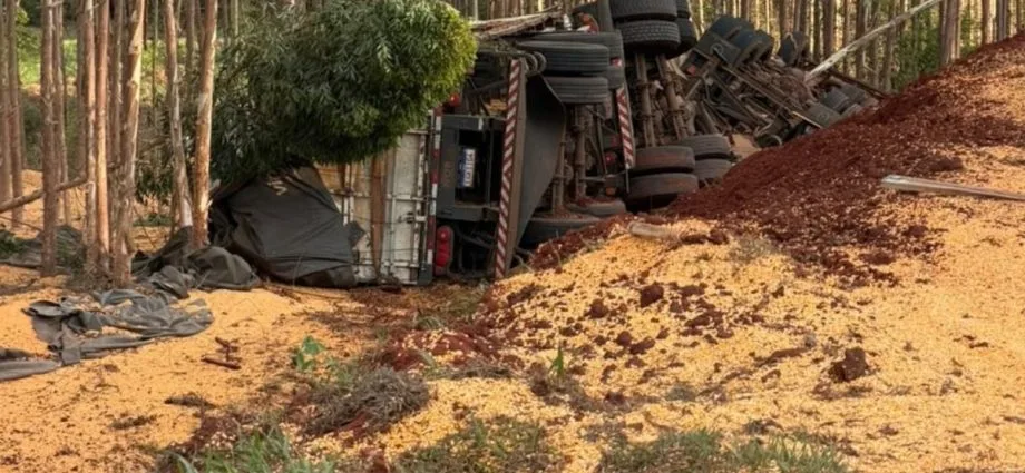 Caminhoneiro morre após tombamento de carreta na MS-338 em MS