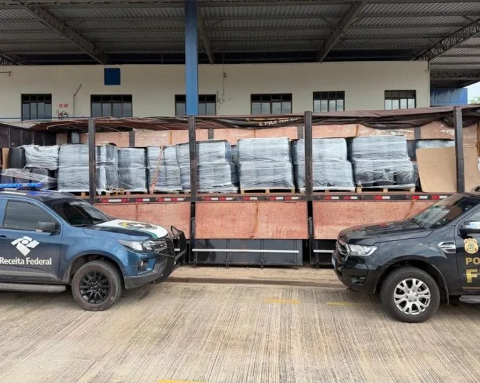 Receita e Polícia Federal apreendem 17 toneladas de acetato de etila em Corumbá