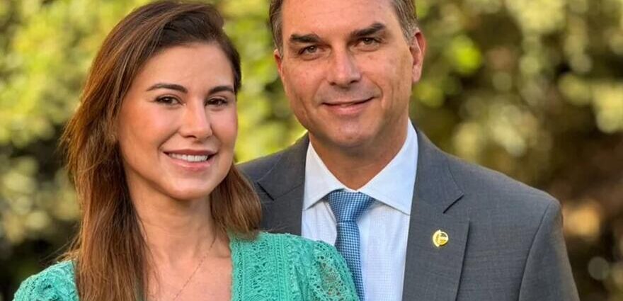 Flávio Bolsonaro chega aos EUA para pedir asilo e prepara coletiva