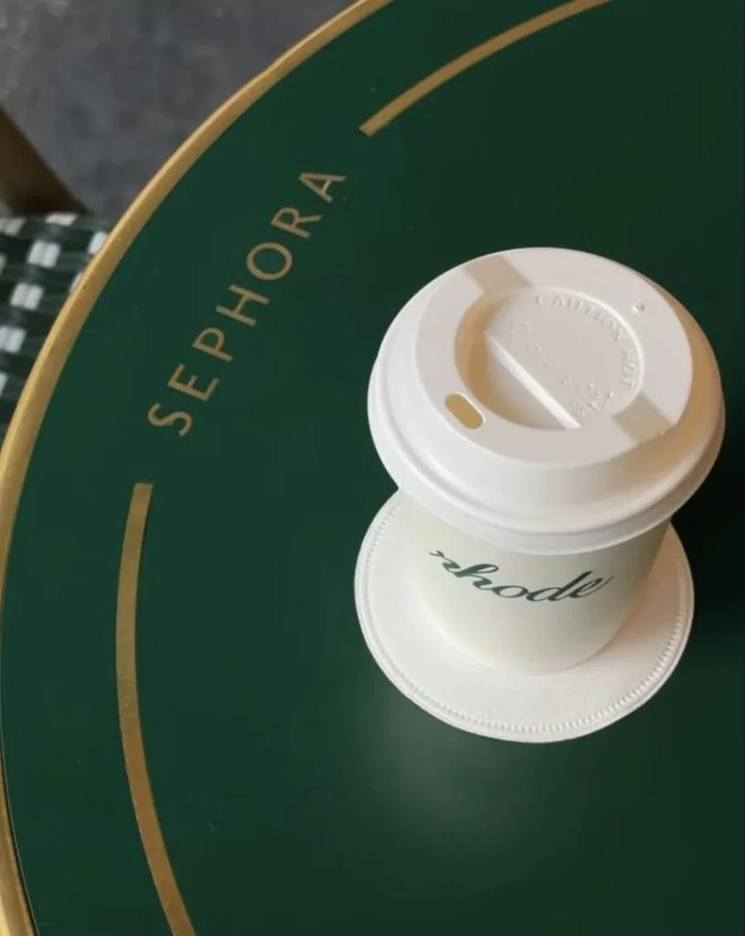 Rhode, marca de Hailey Bieber, inaugura café em Paris