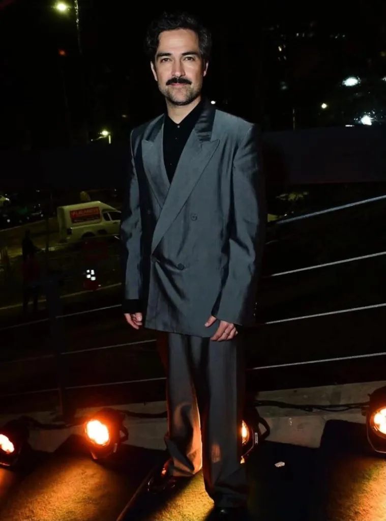 Alfonso Herrera prestigia festa do MASP em São Paulo a convite da Gucci