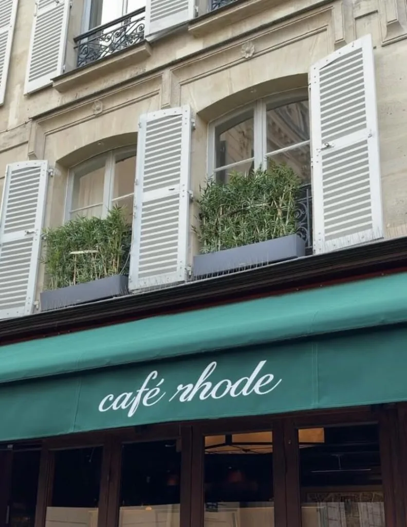 Rhode, marca de Hailey Bieber, inaugura café em Paris