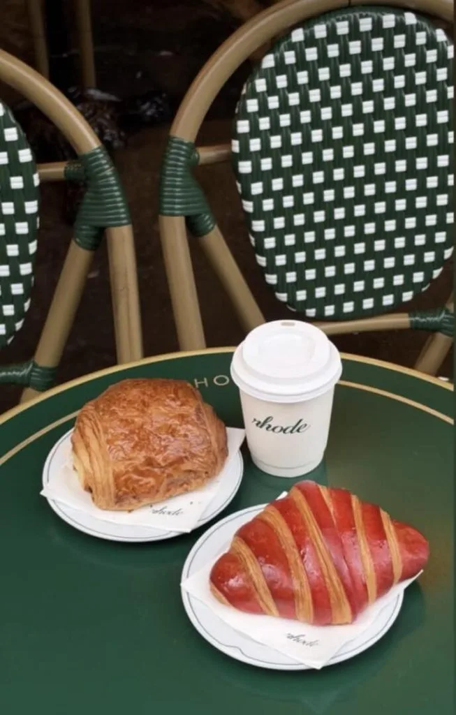 Rhode, marca de Hailey Bieber, inaugura café em Paris
