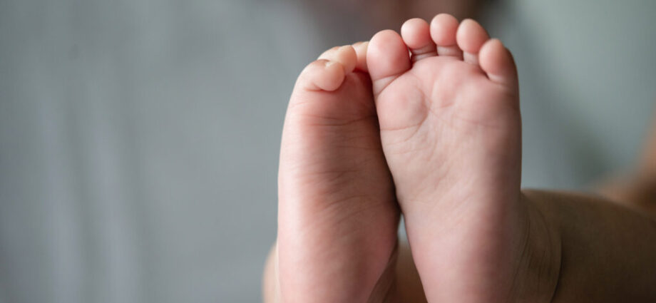 Menino de 1 ano e 5 meses morre atropelado em garagem em Governador Lindenberg
