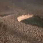 Carro cai em buraco na Duque de Caxias e atinge casal em moto