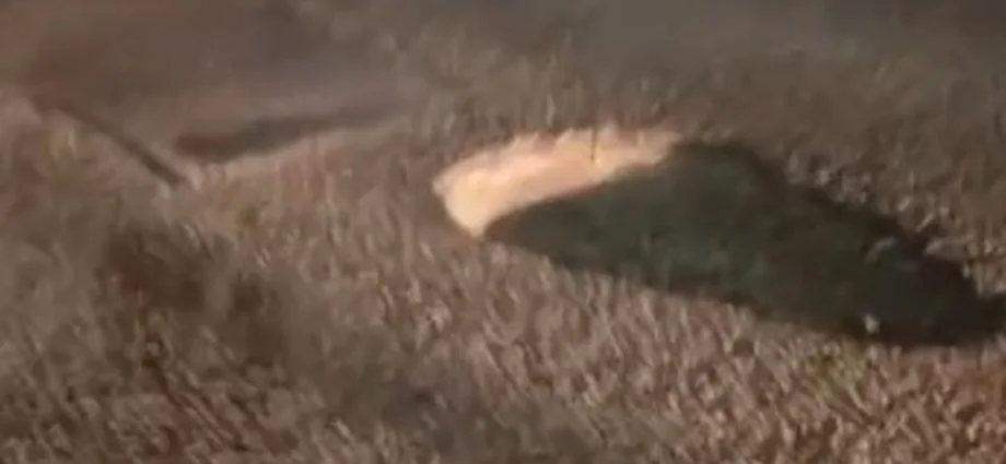 Carro cai em buraco na Duque de Caxias e atinge casal em moto