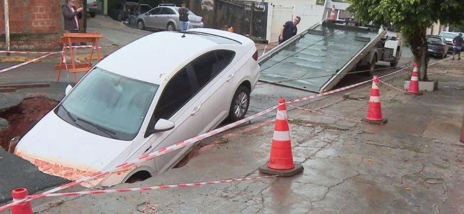 Reparos iniciados em rua de Campo Grande após cratera engolir carro