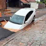 Carro é engolido por cratera em Campo Grande após asfalto ceder