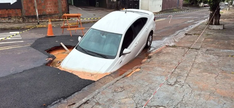 Carro é engolido por cratera em Campo Grande após asfalto ceder