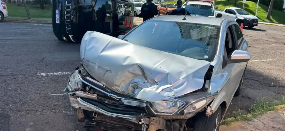 Colisão em Campo Grande resulta em carro tombado