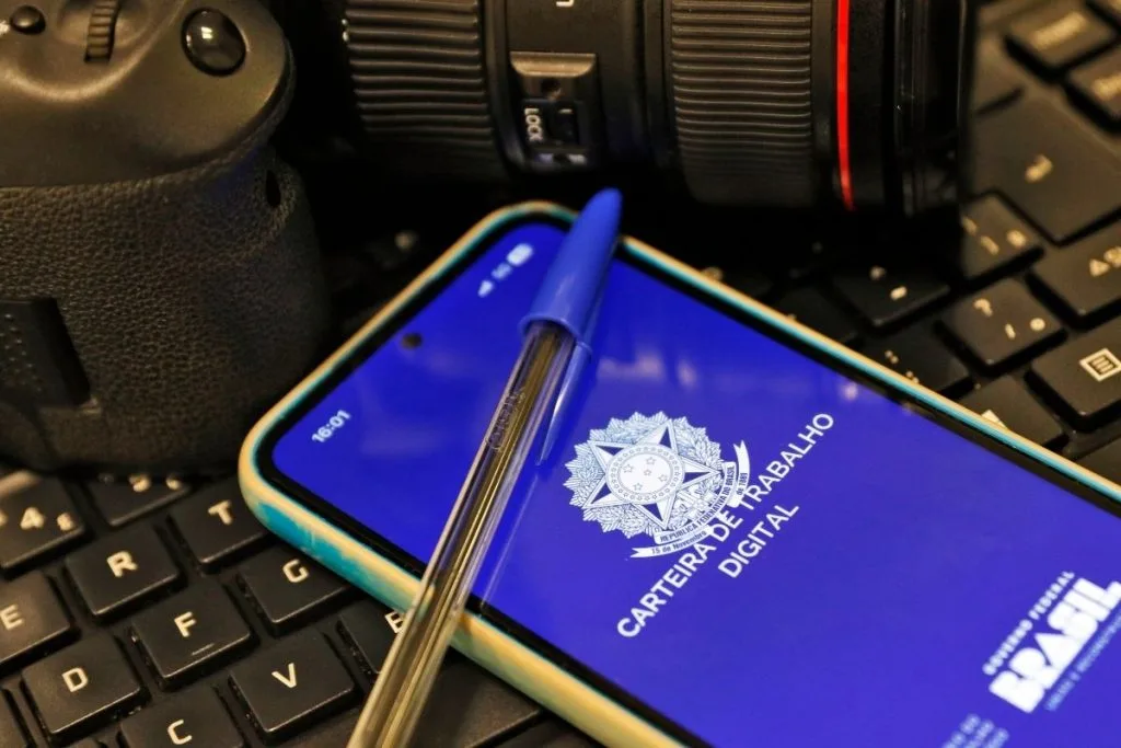 Celular com Carteira de Trabalho Digital. (Foto: Bruno Peres/Agência Brasil) vagas de emprego