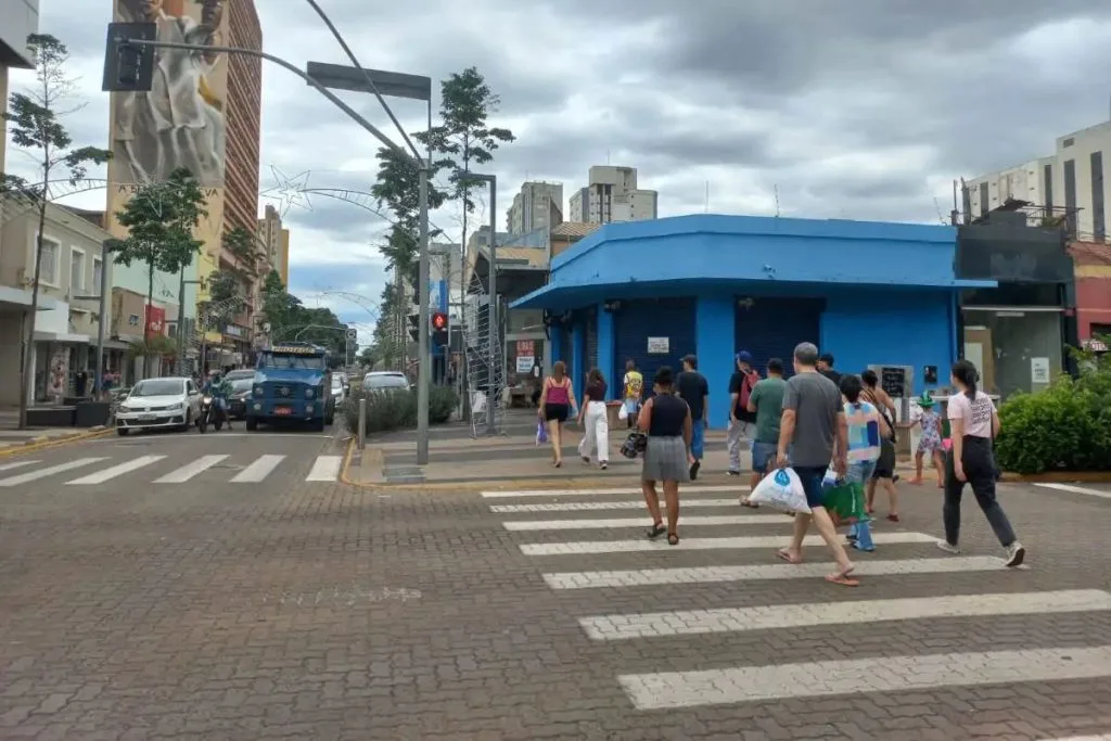 abre e fecha feriado dia do trabalhador - interdições