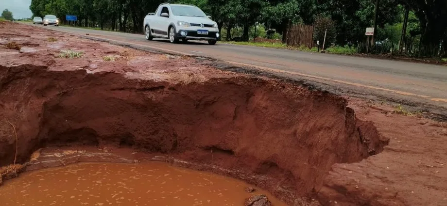 Cratera se forma na MS-141 após forte temporal em Ivinhema