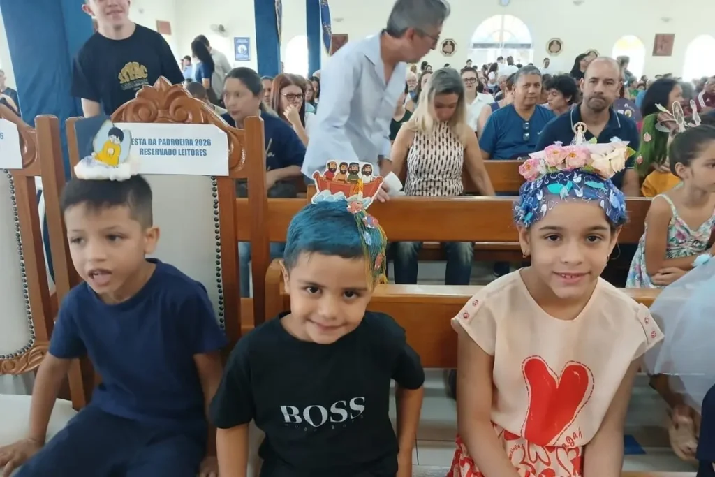 Crianças inovaram no penteado para o dia de Nossa Senhora Aparecida.(Foto: Osvaldo Nóbrega)