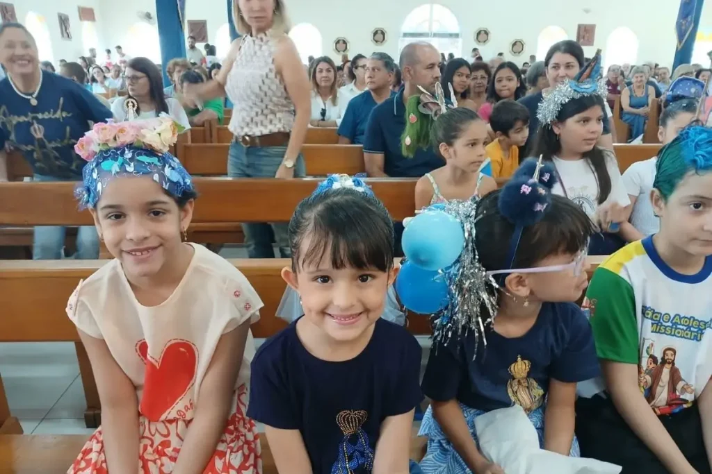 Crianças inovaram no penteado para o dia de Nossa Senhora Aparecida. (Foto: Osvaldo Nóbrega)