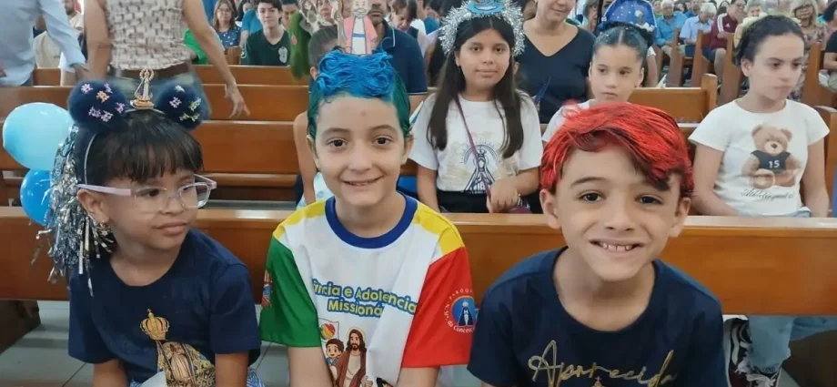 Crianças celebram o Dia de Nossa Senhora Aparecida com penteados criativos em Campo Grande