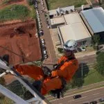 Bombeiros realizam treinamento em altura de 100 metros em Campo Grande, MS