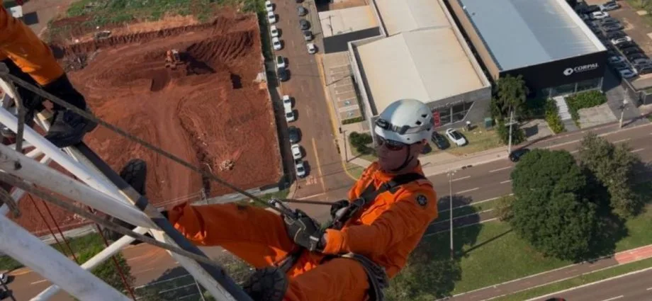 Bombeiros realizam treinamento em altura de 100 metros em Campo Grande, MS