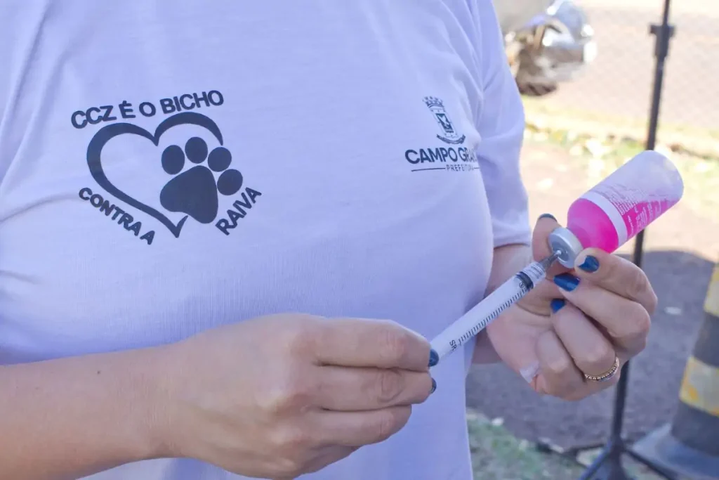 Servidora do CCZ (Centro de Controle de Zoonozes) durante aplicação de vacina