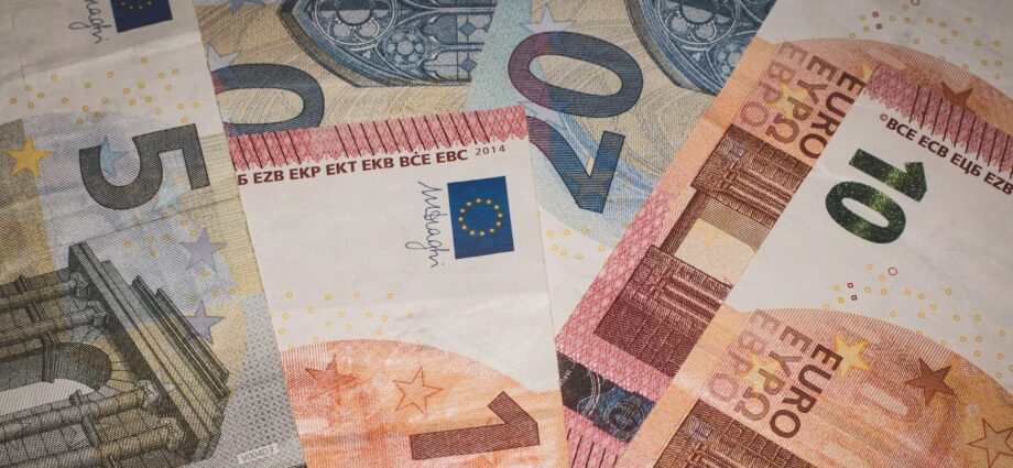 Economia da zona do euro desacelera em outubro sob pressão da inflação