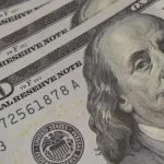 Dólar termina em baixa, cotado a R$ 5,07, mas acumula alta de 1,77% na semana