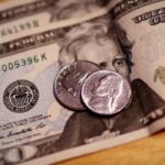 Dólar fecha abaixo de R$ 5 com apostas em vitória de Flávio
