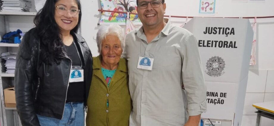 Eleitora de 108 anos enfrenta chuva para votar em Ponta Porã